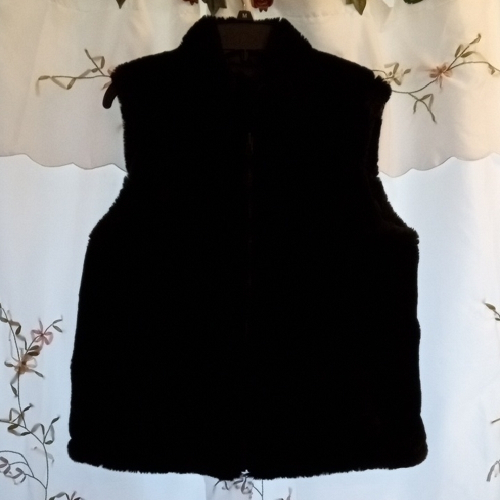 Nicole Miller L Black Quilted Reversible Faux Fur Vest - Picture 3 of 10
